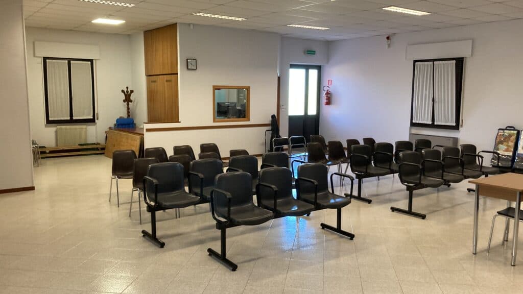 Sala dalla porta di sicurezza sul retro
